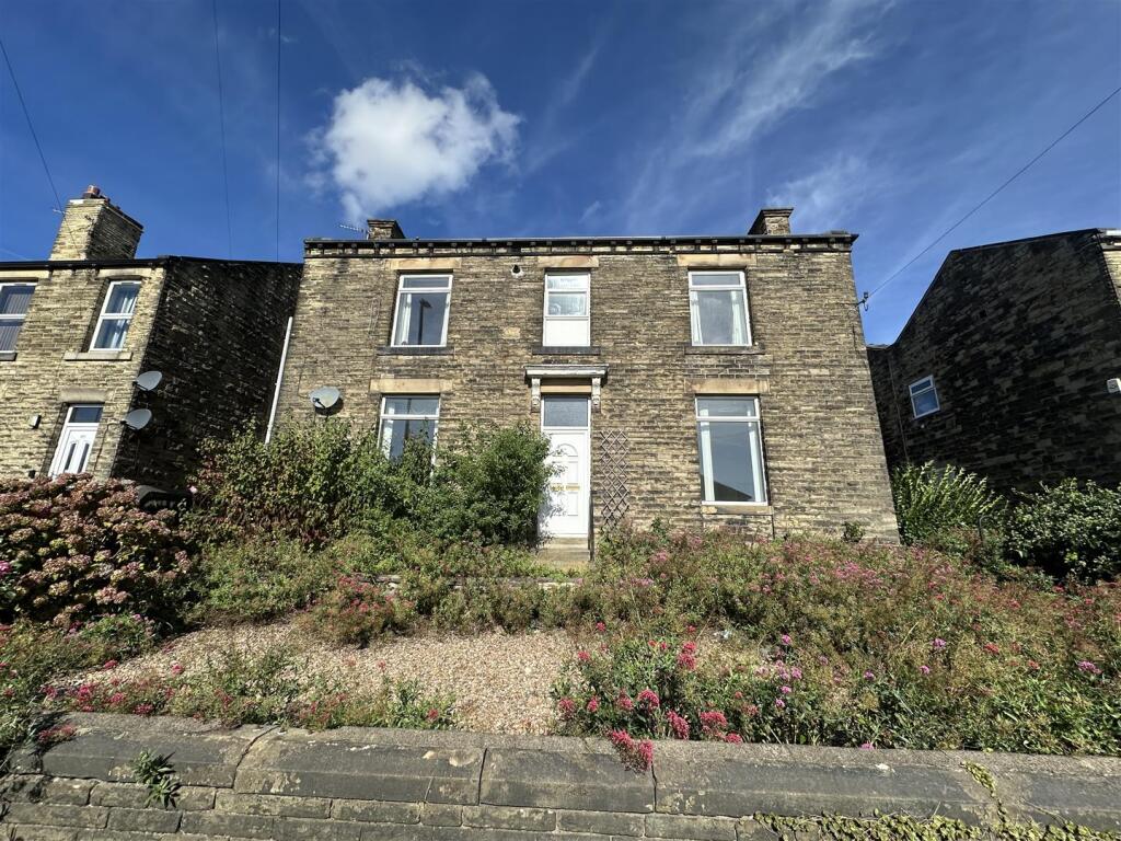 2-bed flat on Leeds Road, Dewsbury, £75,000