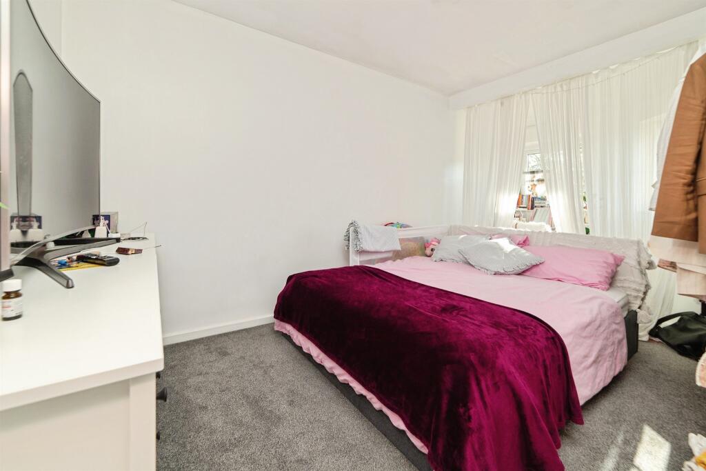 House in Welwyn Hatfield, Hertfordshire - View 6