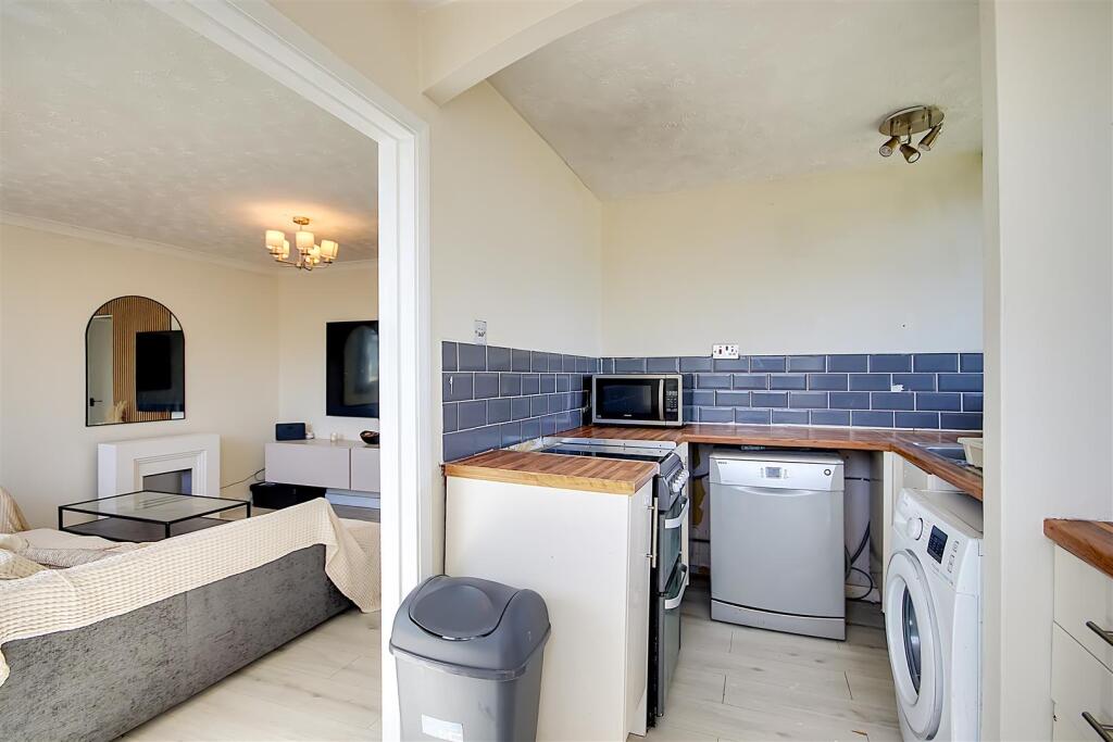 Chippers Close, Tarring, Worthing photo 5