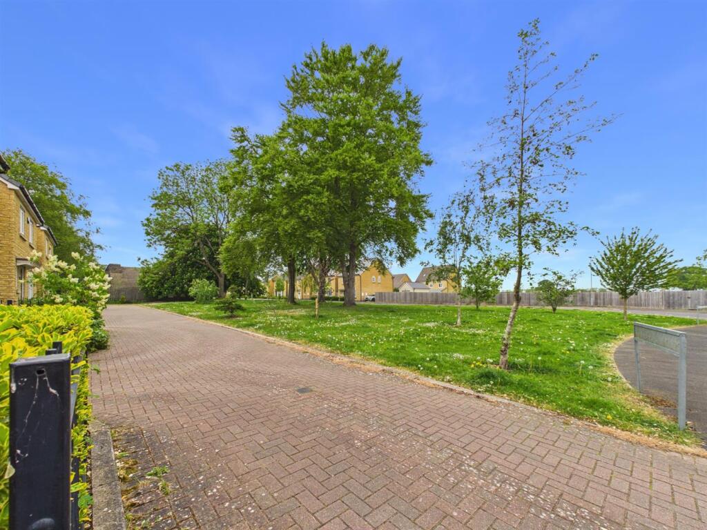 Sandown Crescent, Corsham photo 4