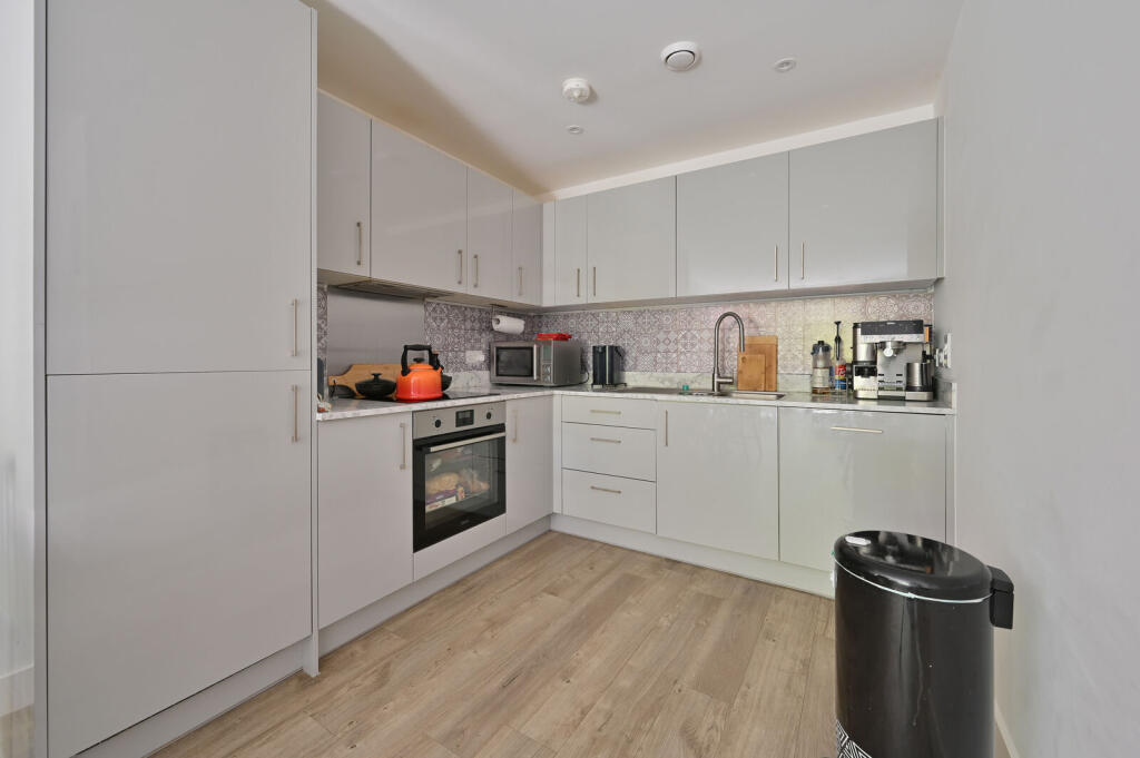Apartment in Dacorum, Hertfordshire - View 4