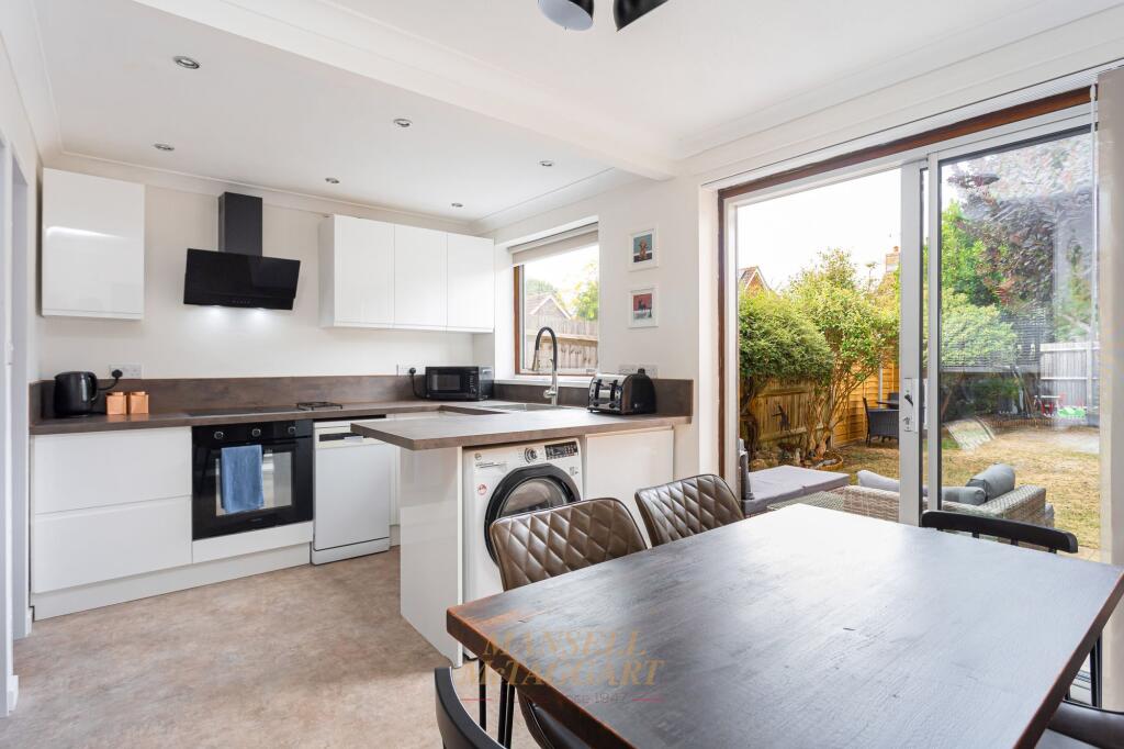 Bolters Road, Horley, RH6 photo 3