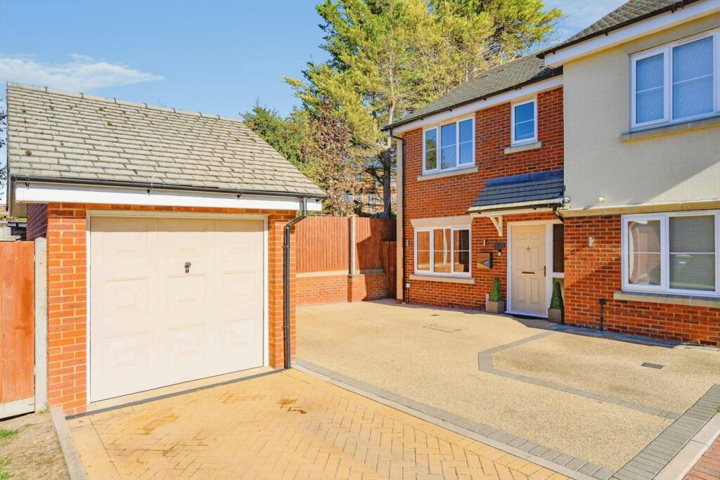 Main image of property: 10 Rockfield Drive, LUTON, Bedfordshire, LU3