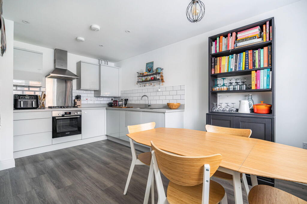 Bramley Vale, Cranleigh GU6 7FY photo 2