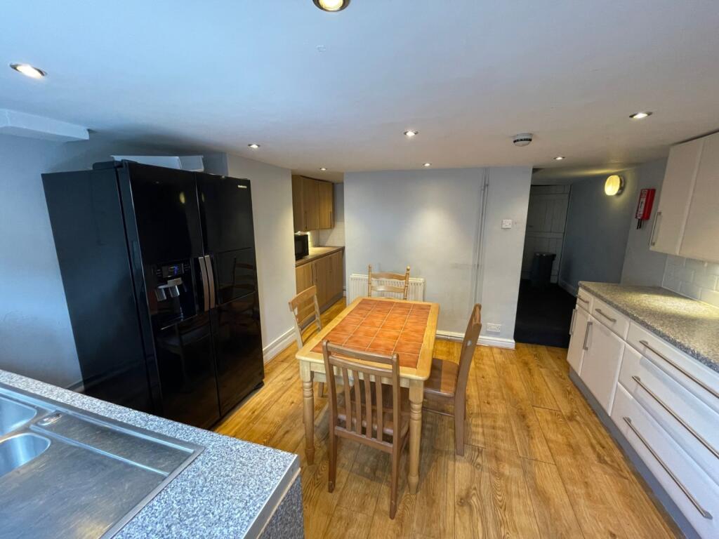 House in Leeds, West Yorkshire - View 4