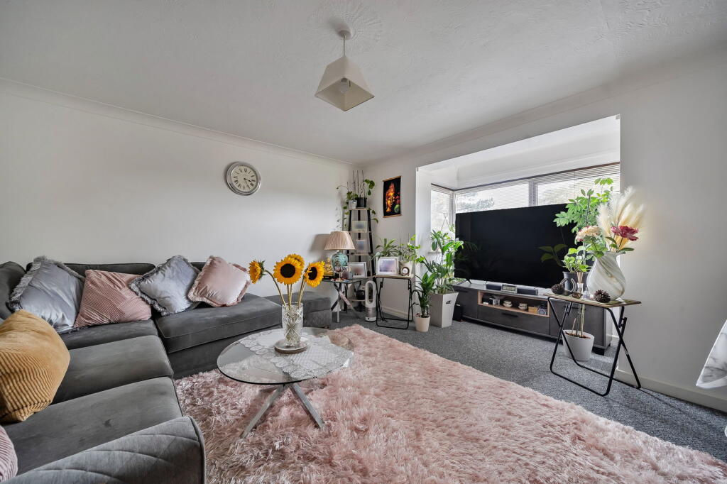 Frescade Crescent, Basingstoke, RG21 3NE photo 2