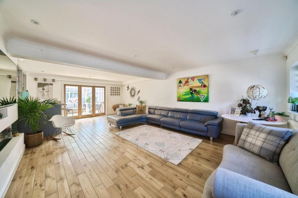 The Avenue, Staines-upon-thames, TW19 photo 2