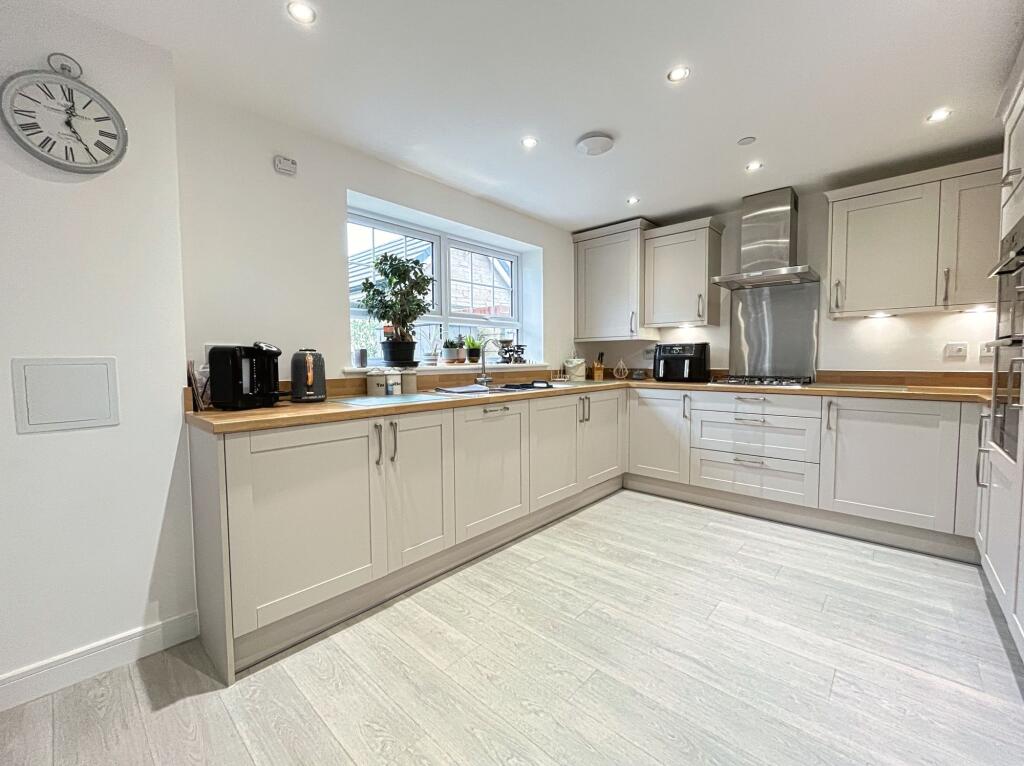House in Cowbridge, Llanblethian - View 5