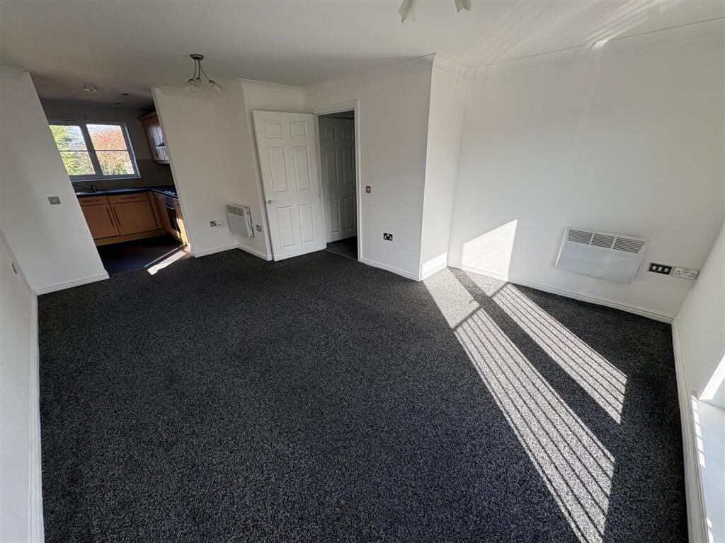 Yateholm Drive, Bradford photo 3