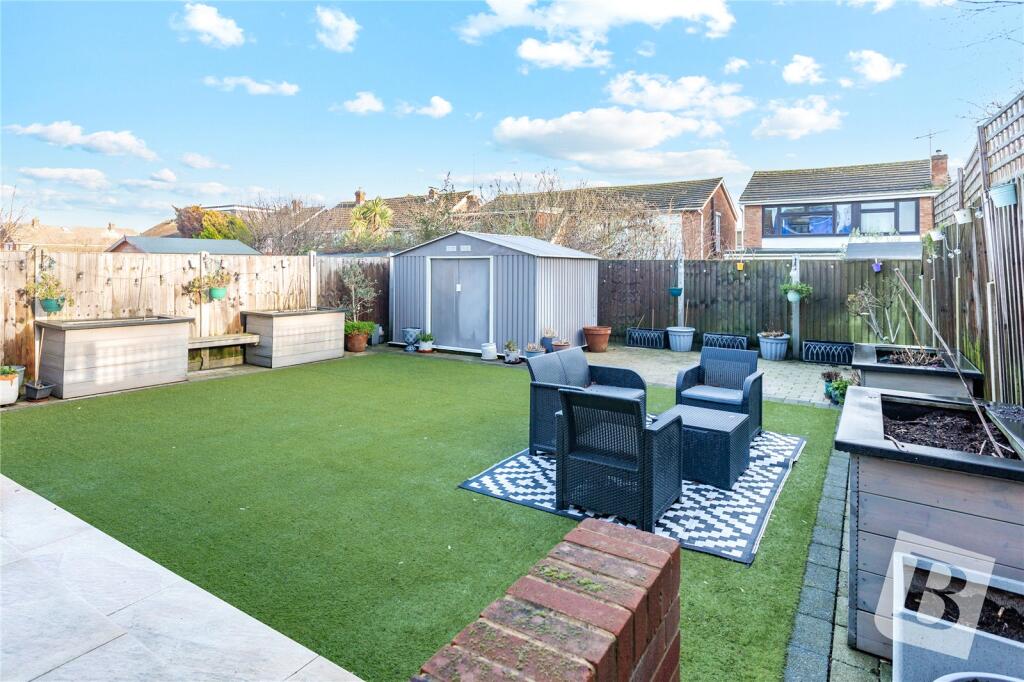 Caernarvon Close, Hornchurch, RM11 photo 4
