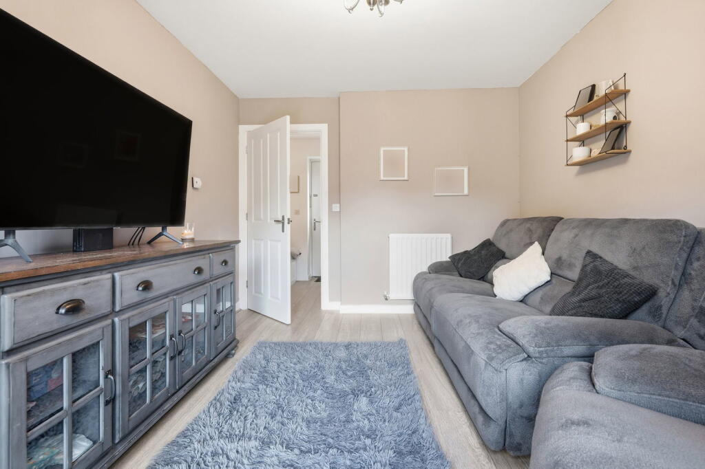 Tonbridge Drive, Dunton Fields, Laindon, SS15 photo 4