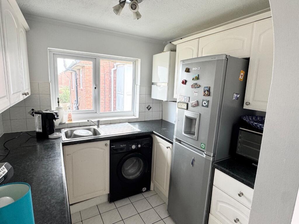 Albany Road, Holbury, Southampton, Hampshire, SO45 photo 3