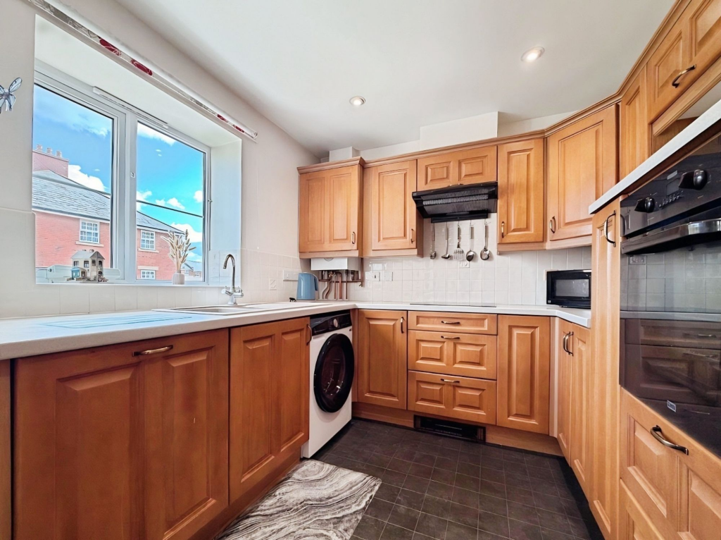 Apartment in Swindon, Redhouse, St. Andrews - View 4