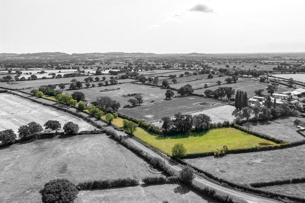 Main image of property: Kisdon House, Hatton Hall Lane, Hatton Heath, Chester, CH3 9AP