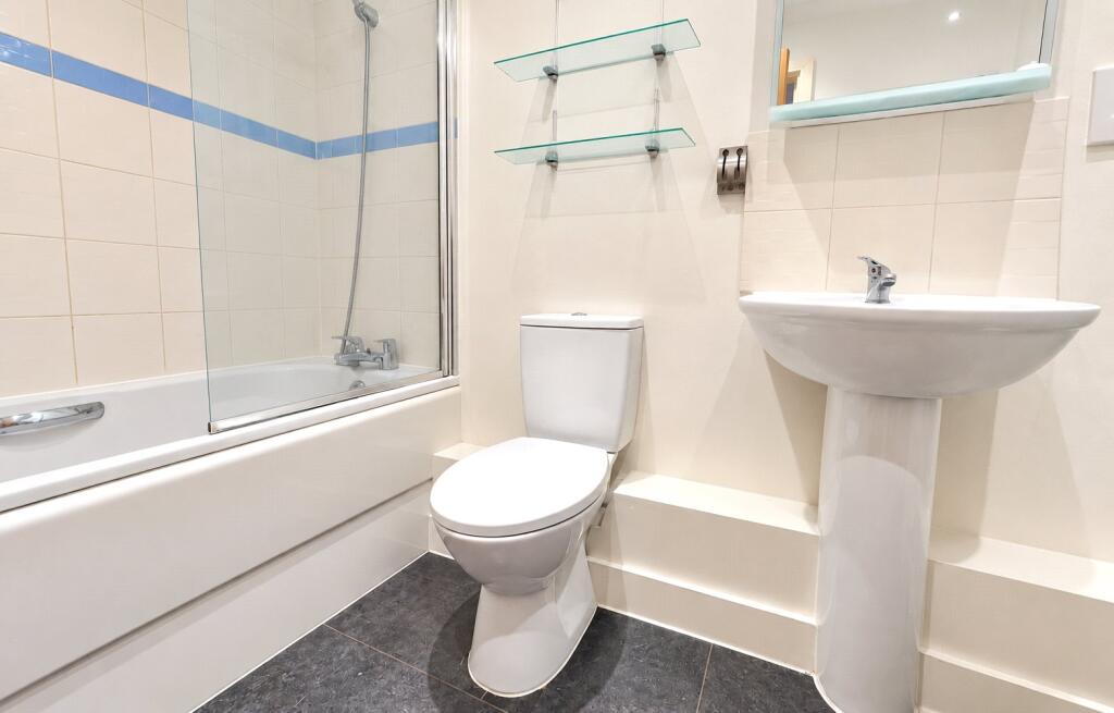 Apartment in Southampton, Ocean Village - More