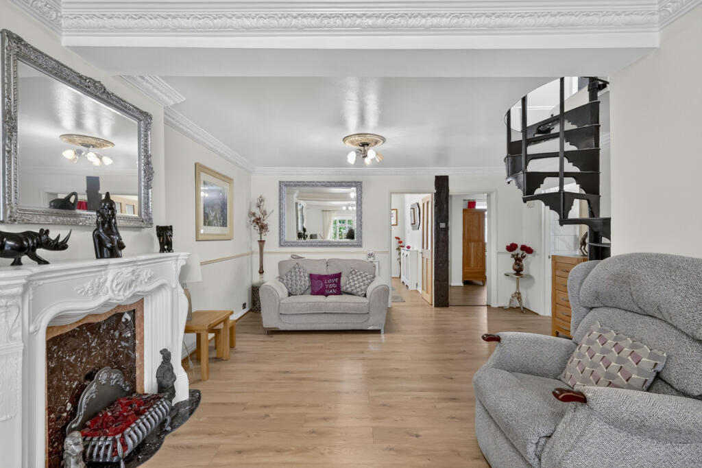 House in Castle Point, Benfleet - More