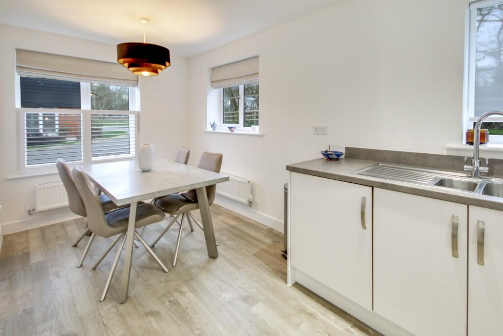 Mead Lane, RH10 photo 4