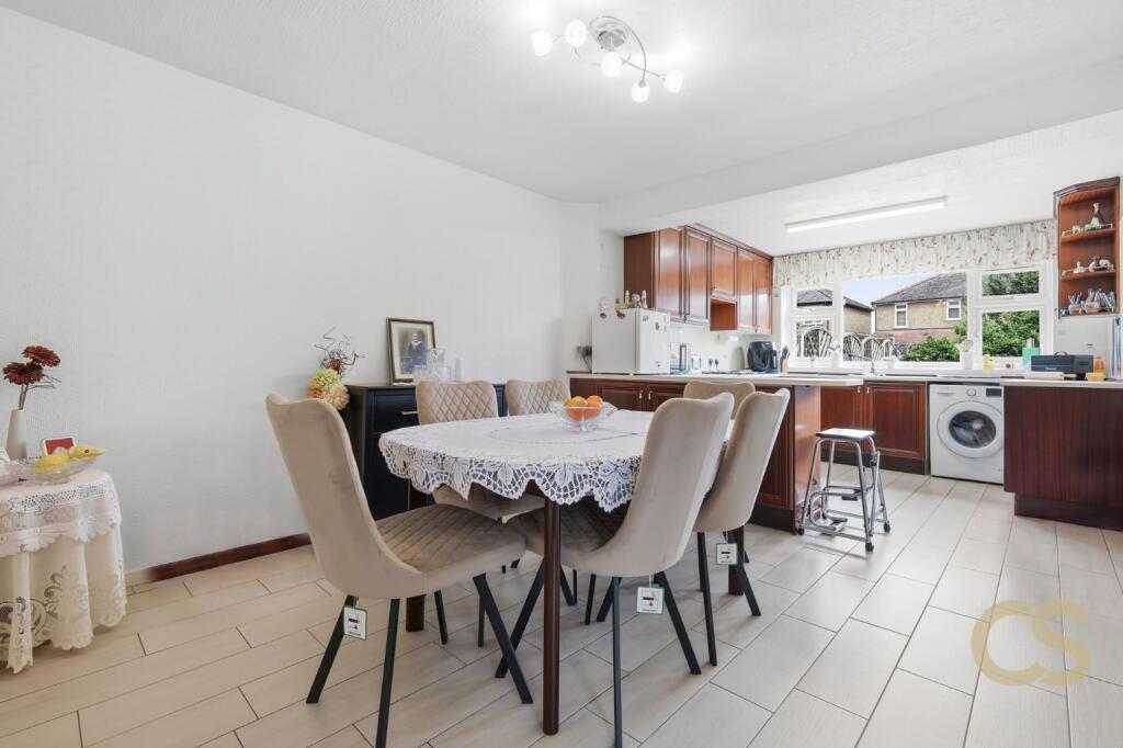 Ousden Drive, Cheshunt, Hertfordshire, EN8 9RL photo 4