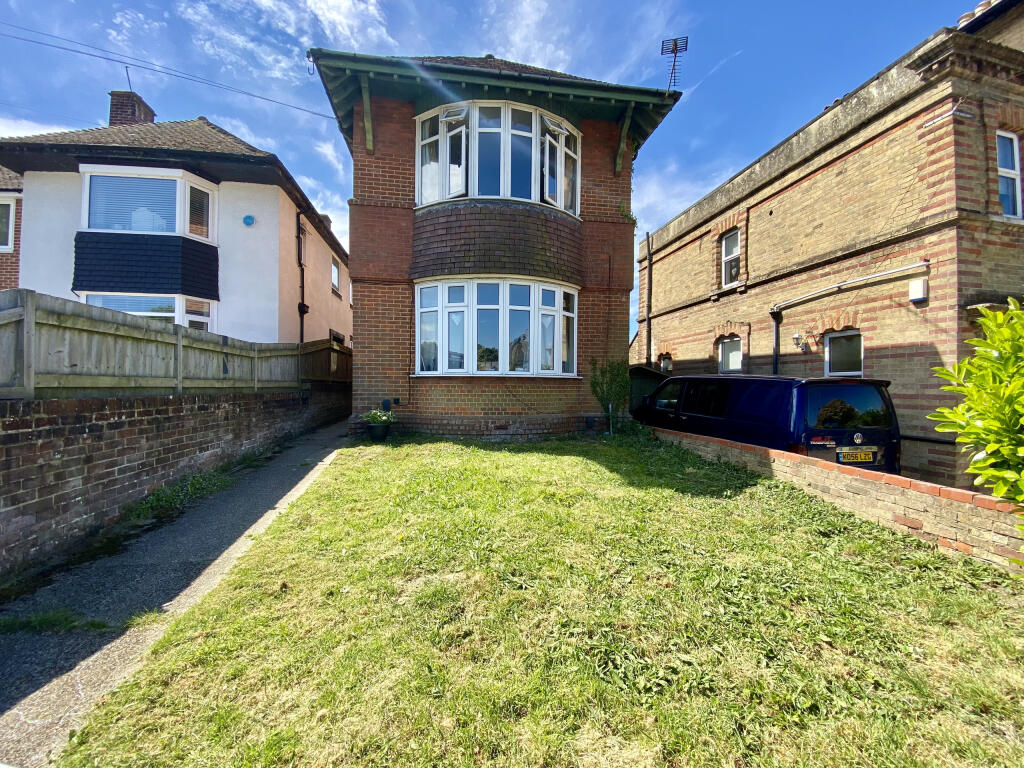 Main image of property: Top floor flat, 27B York avenue, East Cowes, Isle of wight