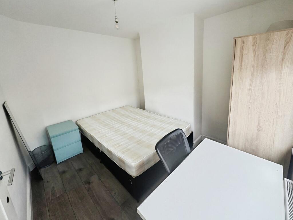 House in Runnymede, Ripley Springs, Egham - More