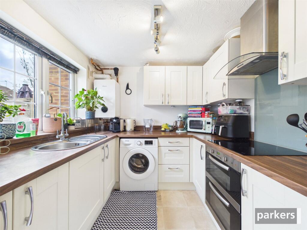 Sunderland Close, Woodley, Reading, Berkshire, RG5 photo 4