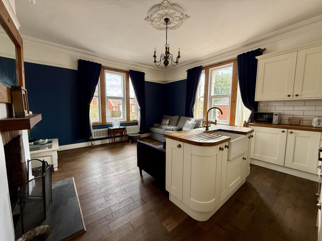 2-bed flat on Malvern House, Taunton Road, Bridgwater, Somerset, £145,000