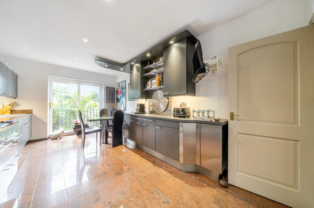 House in Bromley - More