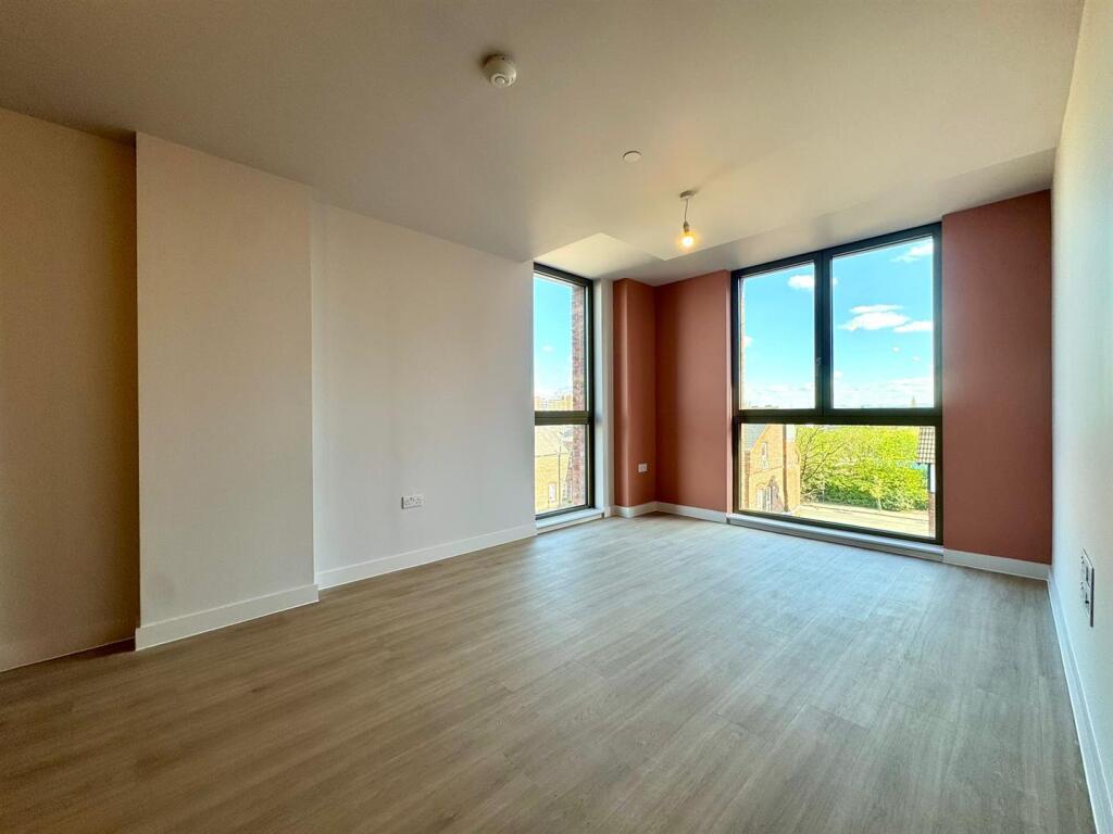 Apartment in Trafford, Old Trafford - View 4