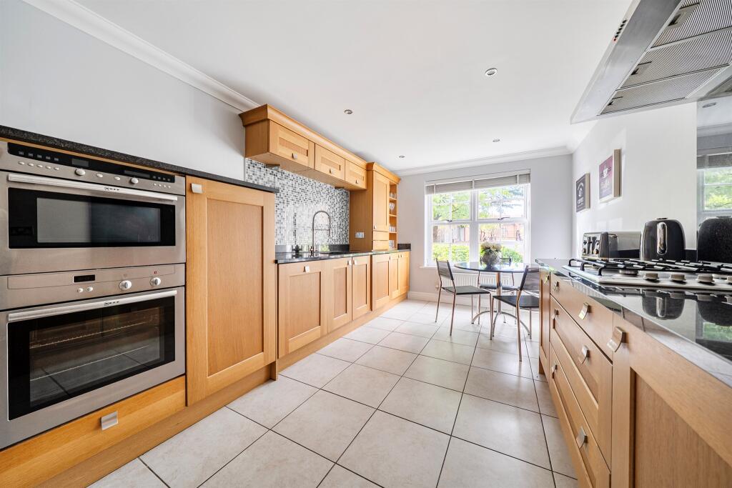 Apartment in Slough, Windsor and Maidenhead - View 3