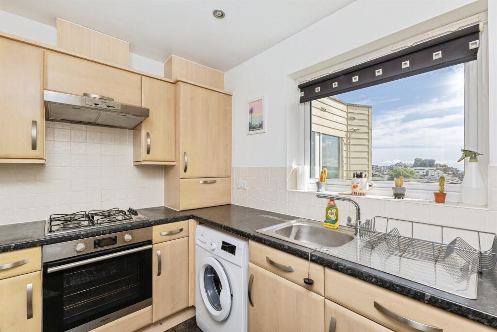Apartment in Torquay, Torbay - View 3
