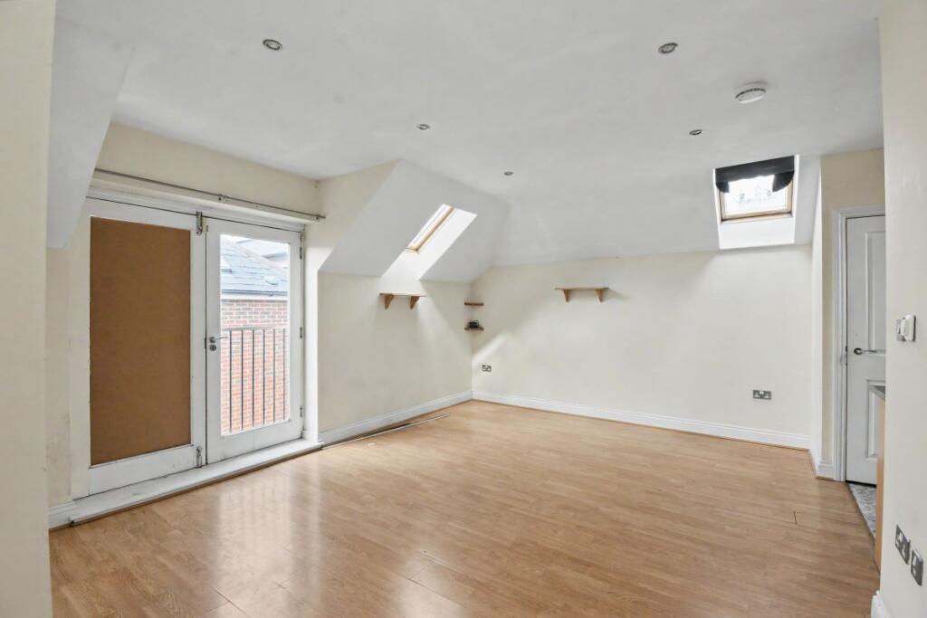 Apartment in Runnymede, Chertsey - View 4