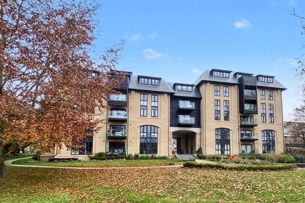2-bed flat on The Causeway, Great Baddow, Chelmsford, CM2, £265,000