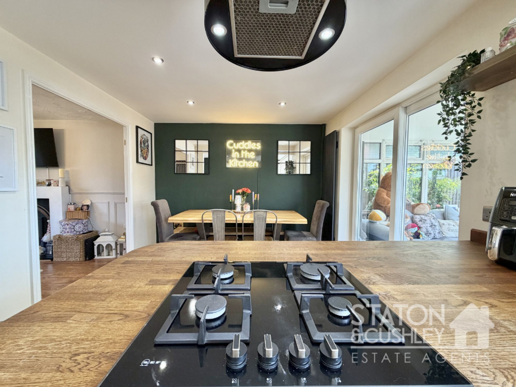 House in Mansfield, Forest Town - More