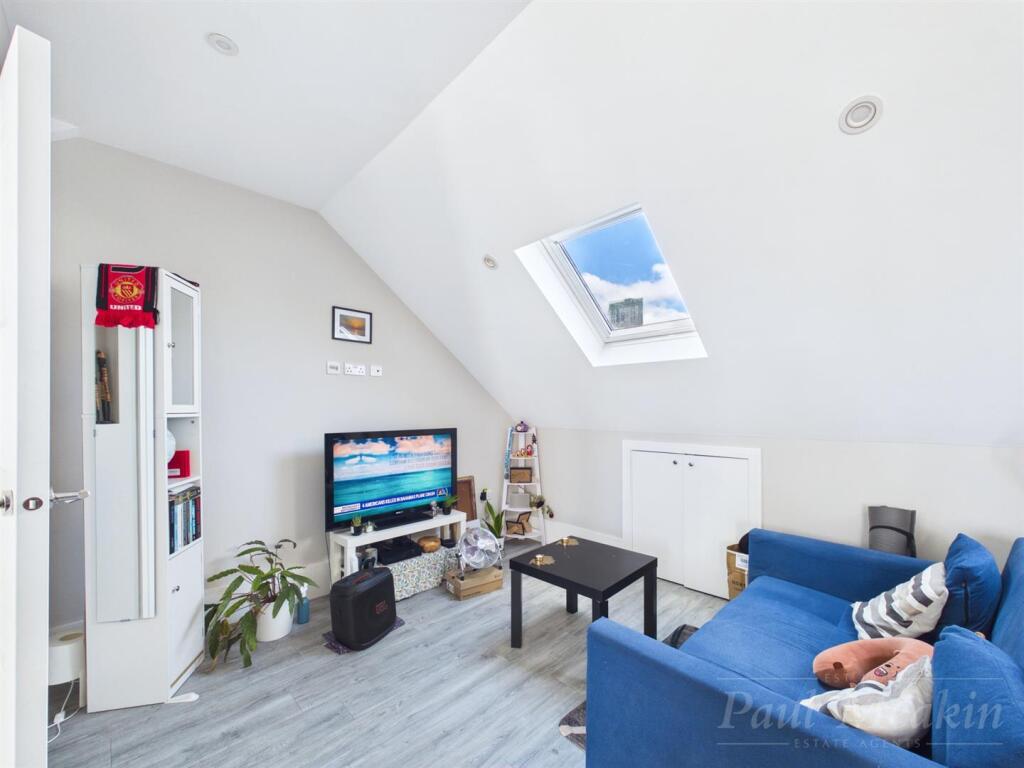 Apartment in Croydon - View 2