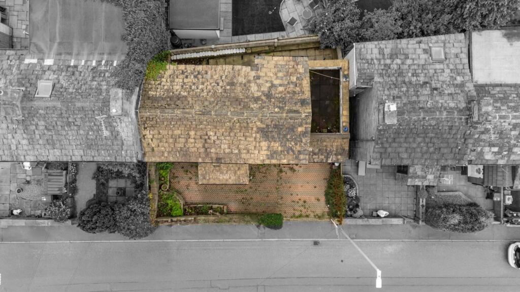 House in Huddersfield - View 3