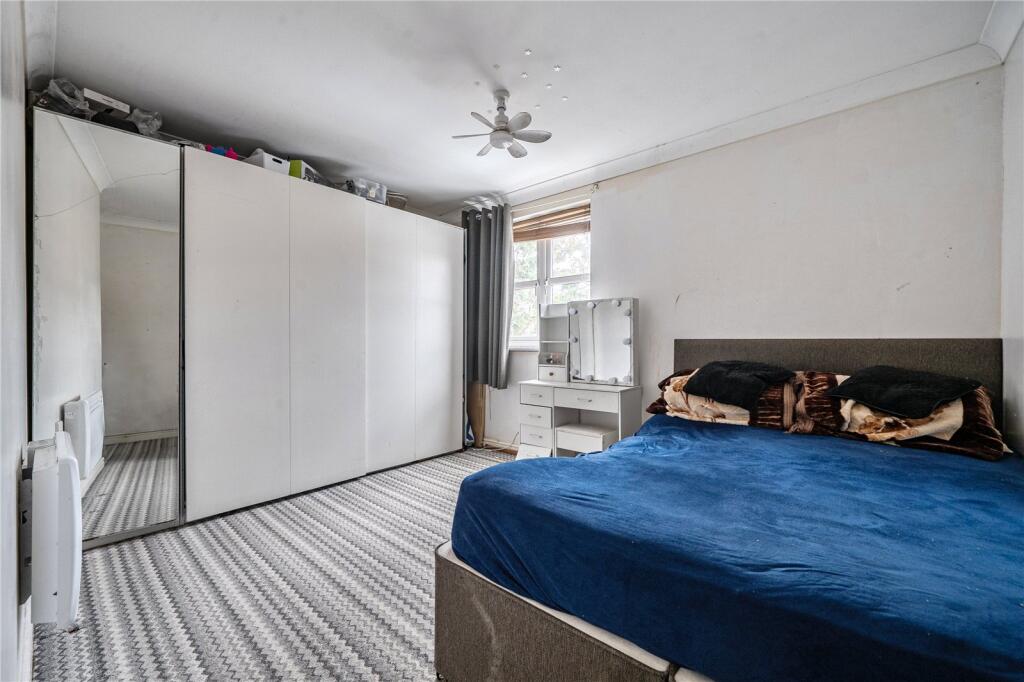Apartment in Slough, Wexham Court - More