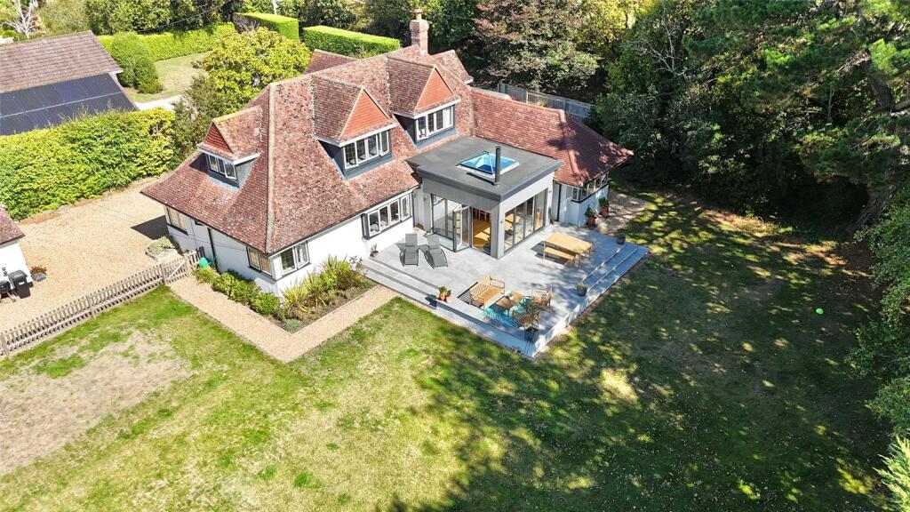 Barnes Lane, Milford on Sea, Lymington, SO41 photo 2