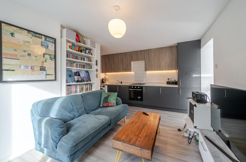 Apartment in Farnham, Upper Bourne - View 5