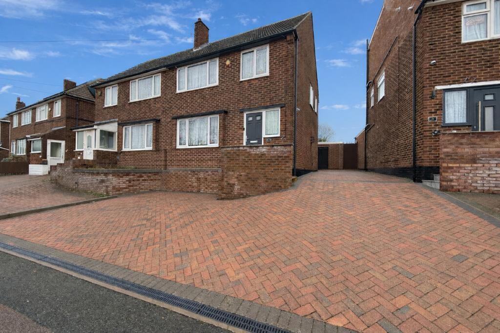 3-bed semi-detached on Grampian Way, Luton, LU3, £375,000