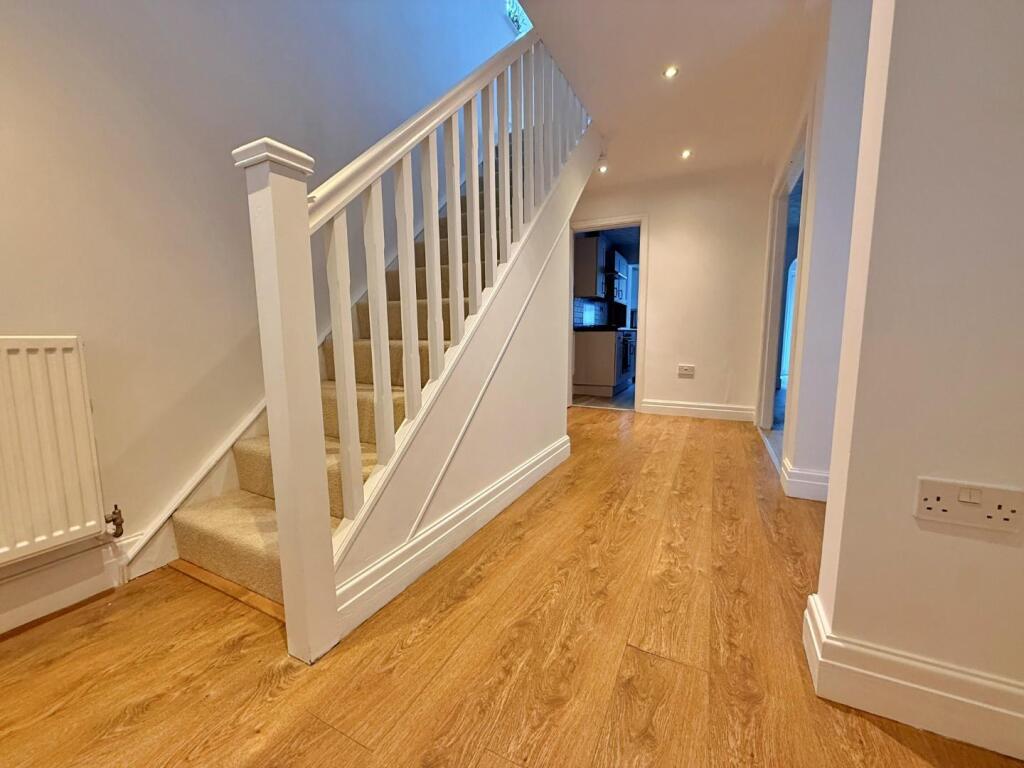 Rosewood Close, Tamworth photo 3