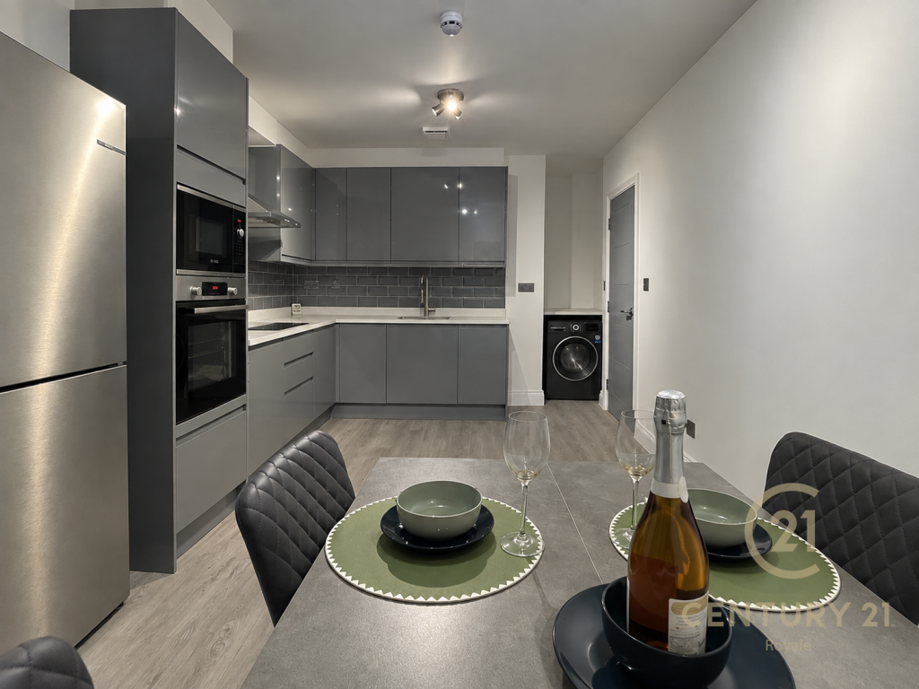 House in London, Royal Borough of Kingston upon Thames - View 5