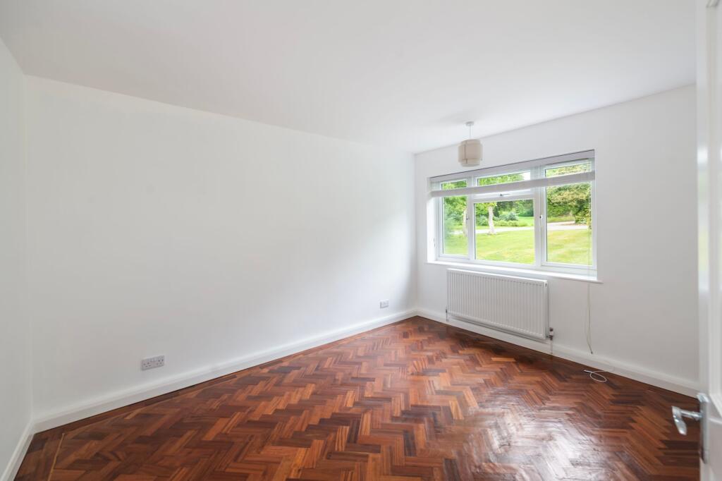 Apartment in Reigate and Banstead, Surrey - More
