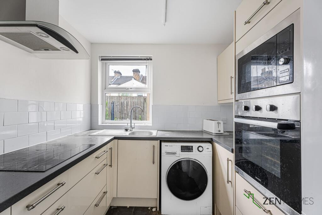 House in London, Lower Edmonton, Edmonton - More
