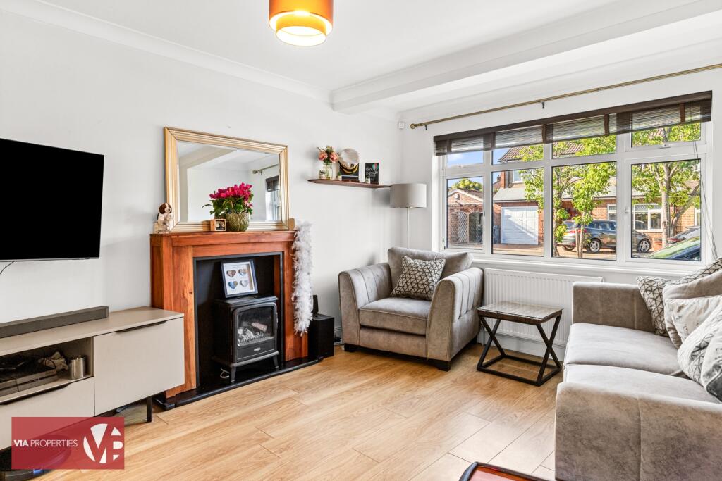 Grenville Avenue, Broxbourne, EN10 photo 4