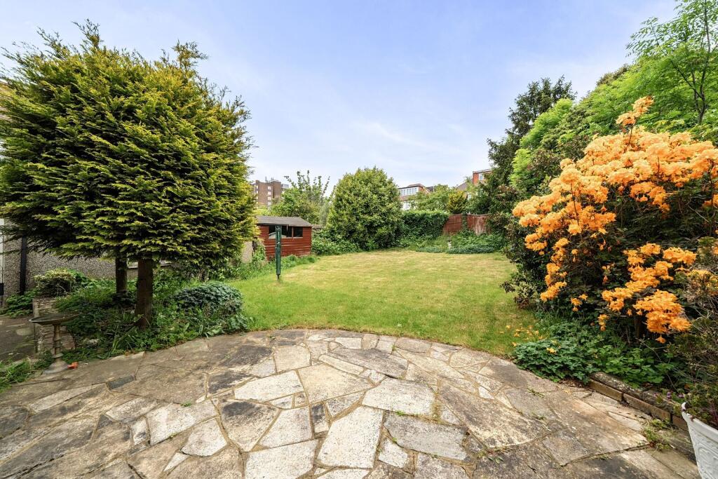 House in London, Willesden Green, Brondesbury - More