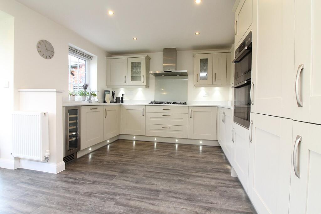 Spruce Meadow, Stotfold, Hitchin, SG5 photo 4