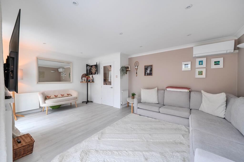 Burgess Close, Odiham, RG29 photo 4