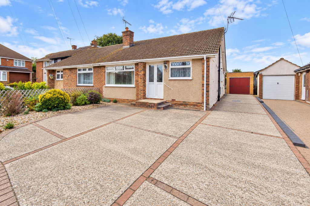 2-bed semi-detached on Gayhurst Close, Rainham, £350,000