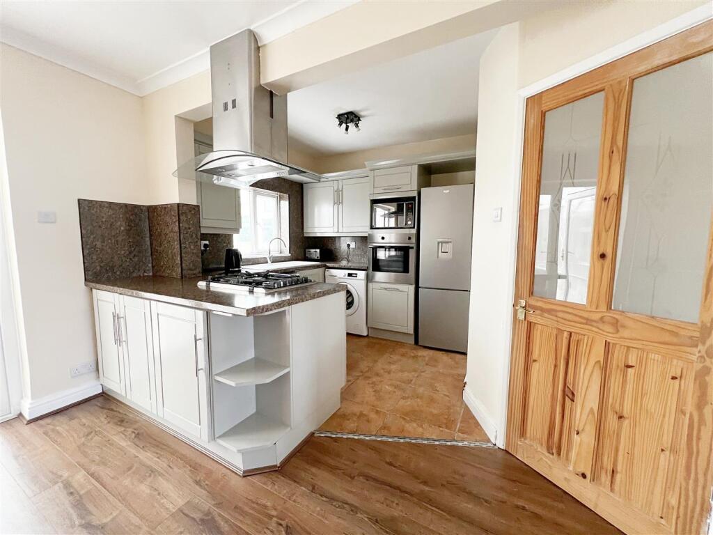 Drew Avenue, Grimsby, N.E. Lincs, DN32 0AY photo 4