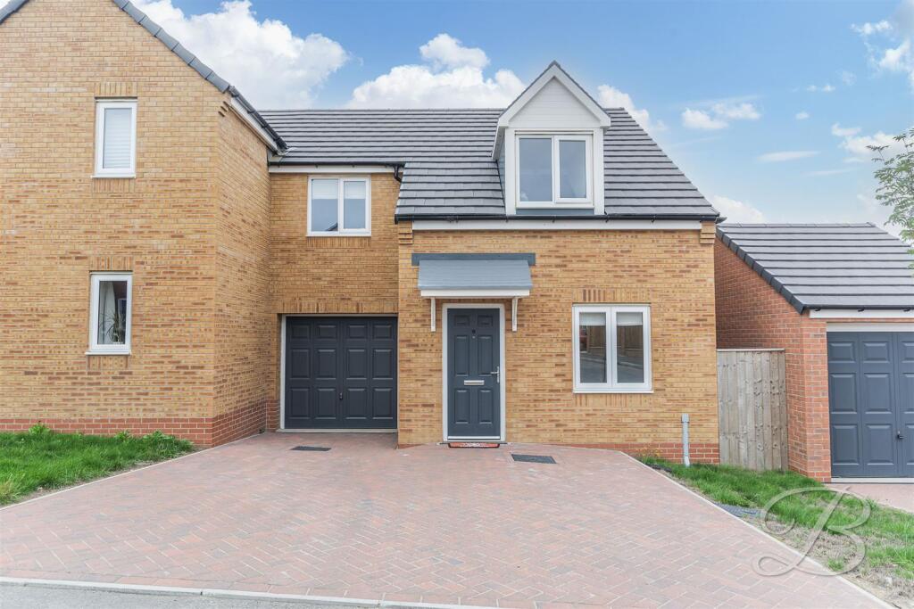 3-bed semi-detached on Mistletoe Way, Sutton In Ashfield, £240,000